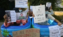 Des manifestants protestent contre le coup d'Etat militaire en Birmanie, à Rangoun, le 10 février 2021