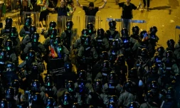 La police de Hong Kong disperse des manifestants Ă Yuen Long le 27 juillet 2019