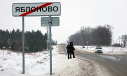 Des journalistes prĂšs de l'entrĂ©e du village russe de Iablonovo, prĂšs du site oĂč un avion de transport militaire russe s'est Ă©crasĂ©, dans la rĂ©gion de Belgorod, frontaliĂšre de l'Ukraine, le 24 janvier 2024