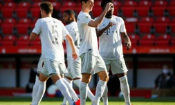 Robert Lewandowski, bras levé, célÚbre avec ses équipiers le premier but du Bayern Munich sur la pelouse de l'Union Berlin le 17 mai 2020 en Bundesliga