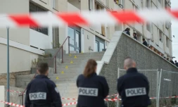 Des policiers surveillent le lieu où un jeune a été tué dans une cité du nord de Marseille en 2017
