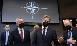 Le secrétaire d'Etat américain Antony Blinken (deuxiÚme en partant de la droite) et le secrétaire général de l'OTAN Jens Stoltenberg (deuxiÚme en partant de la gauche) participent à une réunion au siÚge de l'organisation à Bruxelles, le 4 mars 2022