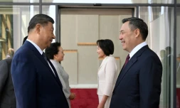 Sur cette photo diffusée par le bureau de presse présidentiel kirghize le 30 août 2026, le président du Kirghizistan, Sadyr Japarov (d.), accueille le président chinois Xi Jinping à son arrivée à Bichkek