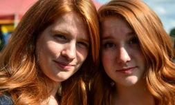 Céline (G) et Deborah (D), à la première édition du "Red Love",  premier festival consacré aux roux, le 25 août 2018 à Châteaugiron (Ille-et-Vilaine)