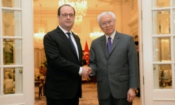 Le président français François Hollande sert la main du président de Singapour Tony Tan Keng Yam (D) le 26 mars 2017 à Singapour