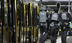 Des policiers marchent le long du tramway où une personne a ouvert le feu à Utrecht, le 18 mars 2019. ANP / AFP (Robin van Lonkhuijsen) 