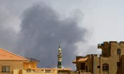 De la fumée au-dessus de Khartoum pendant des combats entre l'armée et les paramilitaires, le 10 mai 2023 au Soudan