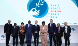 Le président français Emmanuel Macron (c) et les participauts au Forum de la paix, le 10 novembre 2023 à Paris