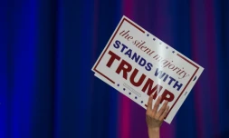 Un supporter brandit une pancarte pro-Trump pendant les primaires républicaines à Spartanburg, Caroline du Sud, le 20 février 2016
