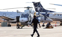 Un hélicoptÚre de secours sur le tarmac de l'aéroport de Darwin, capitale du Territoire du Nord de l'Australie, le 27 août 2023