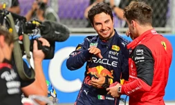 La joie du Mexican Sergio Pérez (Red Bull), auteur de la pole position devant le Monégasque Charles Leclerc (Ferrari), lors des qualifications pour le Grand Prix de Formule 1 d'Arabie saoudite, le 26 mars 2022 sur le circuit de Jeddah
