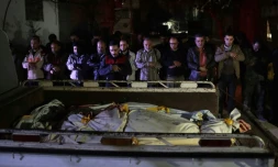 Des Syriens prient devant les corps de victimes d'une frappe aérienne du gouvernement, le 3 avril 2017 dans la ville rebelle de Douma, à l'est de Damas