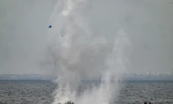 Des plongeurs déclenchent une charge explosive pour simuler la destruction d'une mine en mer Noire, lors d'un exercice au large du port roumain de Constanta, le 16 avril 2024