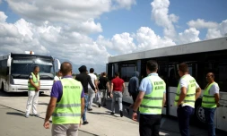 Des albanais, qui se sont vus refuser l'asile, arrivent de France et de Belgique, à l'aéroport de Tirana en Albanie, le 26 juillet 2017