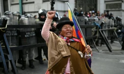 Une femme indigène face à un contingent de policiers lors d'une manifestation contre le gouvernement bolivien, à La Paz, le 27 mai 2026