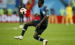 Le milieu des Bleus Blaise Matuidi contrôle le ballon face à la Belgique en demi-finales du Mondial, le 10 juillet 2018 à Saint-Pétersbourg