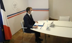 Emmanuel Macron dirige un conseil de défense sanitaire depuis la résidence de vacances présidentielles du Fort de Brégançon, à Bormes-les-Mimosas, dans le sud de la France, le 27 décembre 2021, pour discuter du nouveau pass vaccin Covid et de nouvelles mesures pour freiner la propagation de la pandémie.