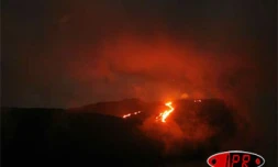 Jeudi 30 novembre 2006 - 

Le trop plein de lave continue de déborder du Dolomieu