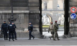Des soldats en patrouille devant le Louvre, le 3 février 2017