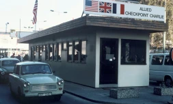 photo d'archives prise le 17 novembre 1989 et rendue disponible le 9 novembre 2019, une Trabant traverse Check Point Charlie, point de passage entre berlin ouest et Berlin est