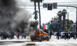 Une voiture en feu lors de manifestations contre les expulsions massives de sans-papiers, le 7 juin 2025 à Los Angeles