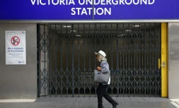 Ls grilles fermées de la station de métro Victoria, le 19 août 2022 à Londres lors d'une grève pour les salaires

