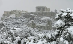 Le Parthénon, au sommet de l'Acropole recouverte de neige à AthÚnes le 16 février 2021
