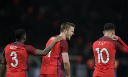 Le milieu anglais Eric Dier (c) buteur contre l'Allemagne en match de préparation à l'Euro-2016, le 26 mars 2016 au stade olympique de Berlin
