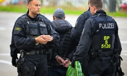 Des policiers allemands arrêtent un homme lors d'un contrôle à la frontière française à Kehl, le 16 septembre 2024