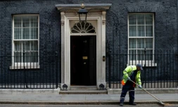 Un employé municipal balaye devant le 10 Downing Street à Londres, le 1er avril 2019