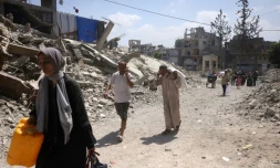 Des Palestiniens fuient leurs maisons dans le quartier de Saftawy à Jabalia, dan le nord de Gaza, le 26 août 2025