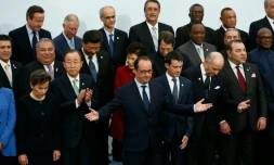 François Hollande au milieu de chefs d'Etat et de gouvernement participant à la COP21 le 30 novembre 2015 au Bourget 