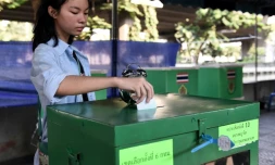 Une Thaïlandaise dépose son bulletin de vote dans une urne à Bangkok le 24 mars 2019