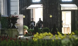 Des policiers près d'une boutique Cartier cible d'un braquage, le 25 mars 2017 à Monaco