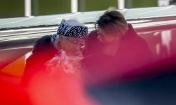 Lâex-otage suisse Claudia Abbt (g), accueillie avec des fleurs Ă son arrivĂ©e Ă lâaĂ©roport de Belp, prĂšs de Berne, en Suisse, le 22 octobre 2026