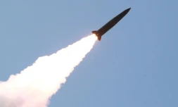 Une image publiée par l'agence officielle nord-coréenne KCNA le 10 mai 2019 montre le lancement d'un projectile dans le cadre d'un essai militaire