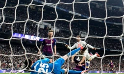 Le milieu de terrain du FC Barcelone Ivan Rakitic (c) buteur lors de la victoire sur le Real Madrid au stade Santiago Bernabeu le 2 mars 2019