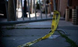 Du ruban de police pend d'une barrière au lendemain d'une fusillade qui a fait trois morts et 11 blessés, à Philadelphie (Etats-Unis), le 5 juin 2022
