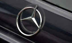 Le ministère allemand des Transports a ordonné lundi le rappel immédiat à travers l'Europe de 774.000 Mercedes, des véhicules équipés de logiciels capables de fausser les niveaux d'émissions