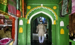 Un fidèle musulman au sanctuaire Dargah de Nizamuddin, à New Delhi, qui a rouvert après six mois de fermeture en raison de l'épidémie de coronavirus, le 6 septembre 2020