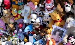 Une photo au milieu de peluches dans le  mémorial dédié aux victimes de l'attentat du 14 juillet, le 19 juillet 2016 à Nice