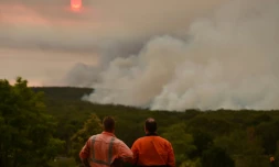 Des habitants constatent la progression des feux à Bargo (environ 150km au sud-ouest de Sydney), le 19 décember 2019