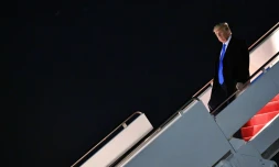 Donald Trump descend de l'avion présidentiel Air Force One, le 8 décembre 2019