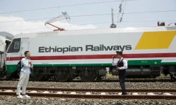 Des employés de la nouvelle ligne ferroviaire reliant Addis Abeba à Djibouti, prennent une photo devant une motrice, à Addis Abeba, le 24 septembre 2016