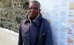 Gabrielle Adams, "dame pipi", pose à côté de tracts syndicaux collés sur un mur, le 23 septembre 2015 à Paris