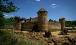 Le chantier de construction du château de Guédelon, un château médiéval construit uniquement selon les méthodes du XIIIe siècle, à Treigny, le 23 juin 2025 dans l'Yonne