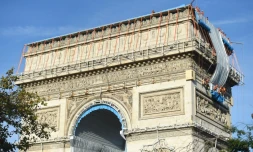 Début de l'empaquetage de l'Arc de Triomphe, oeuvre posthume de Christo, le 12 septembre 2021 à Paris