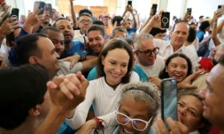 Photo fournie par le service de presse du parti Vente Venezuela, montre la dirigeante de lâopposition vĂ©nĂ©zuĂ©lienne, MarĂa Corina Machado, arrivant Ă lâĂ©glise Santa Rosa, Ă Barquisimeto, au Venezuela, le 25 octobre 2026