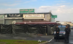 Le 15 août 2017 des policiers surveillent la pizzeria dans laquelle la veille au soir, David Patterson a percuté les clients attablés en terrasse avant de s'encastrer dans la devanture, à Sept-Sorts, à une soixantaine de kilomètres à l'est de Paris