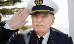 Jean Raspail, en uniforme d'officier de marine, le 5 juin 2008, Ă Saint-Pierre et Miquelon